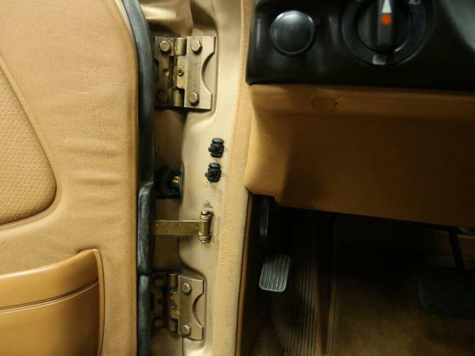 Bild 14/49 von Mercedes-Benz 250 lang (1985)