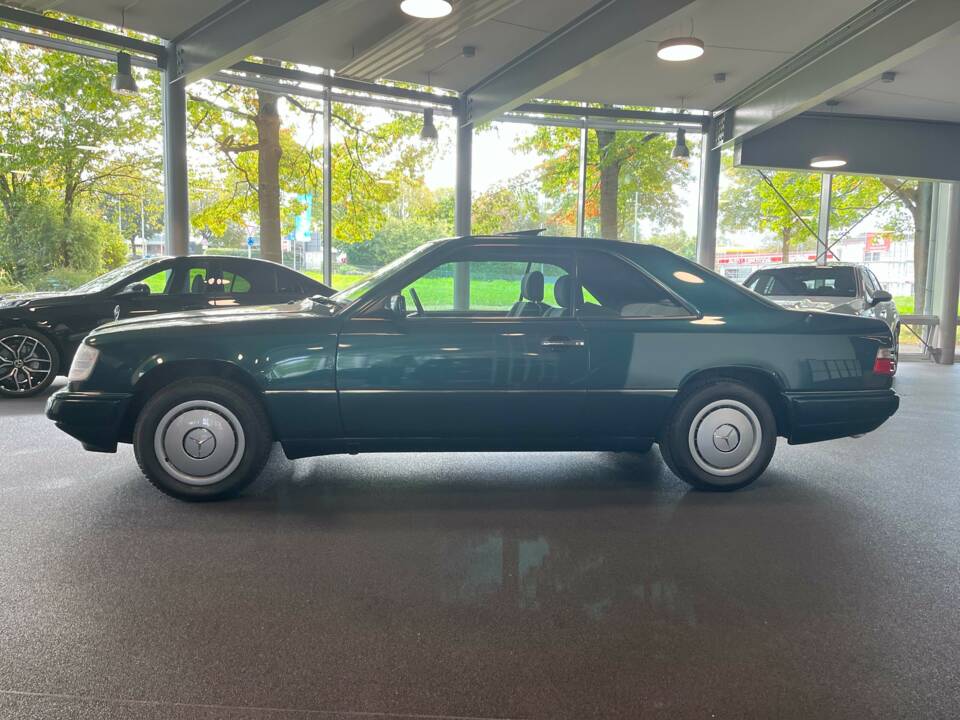 Bild 12/21 von Mercedes-Benz E 200 (1996)