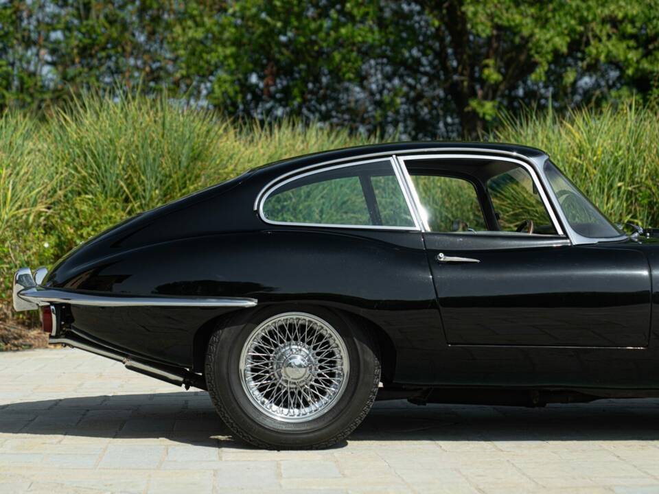 Image 22/50 de Jaguar E-Type (1968)