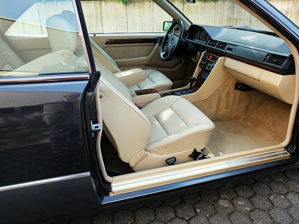 Image 16/63 of Mercedes-Benz 300 CE (1991)