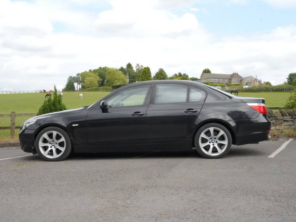 Bild 31/48 von BMW 550i (2006)