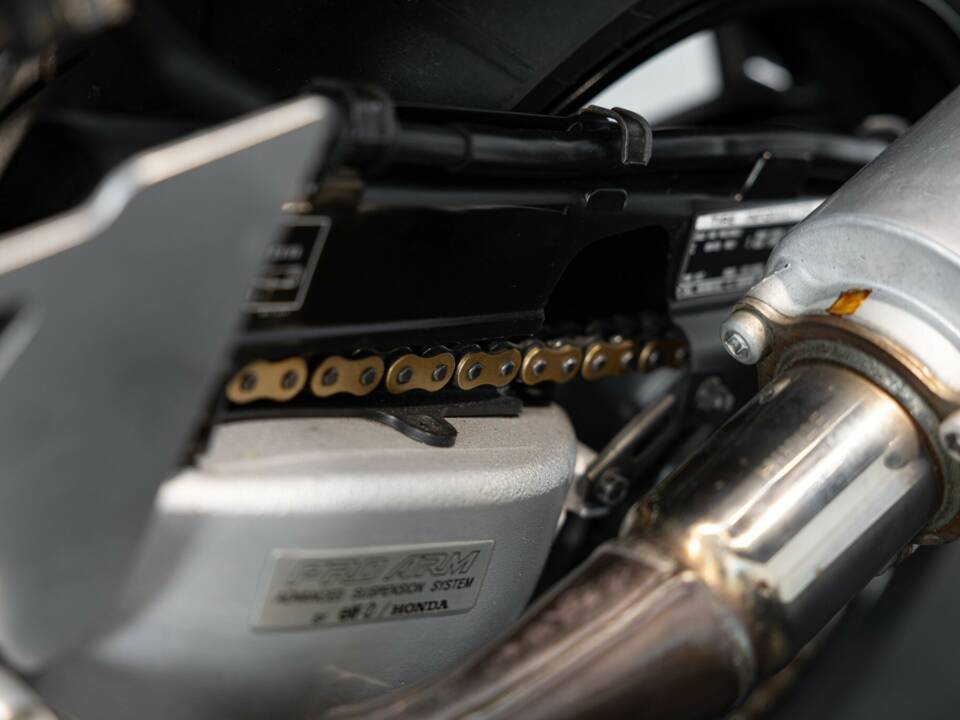 Image 13/42 de Honda RVF 750 (1994)