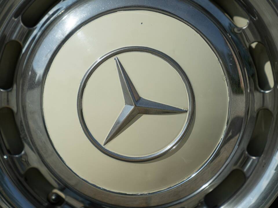 Image 42/50 de Mercedes-Benz 190 SL (1959)