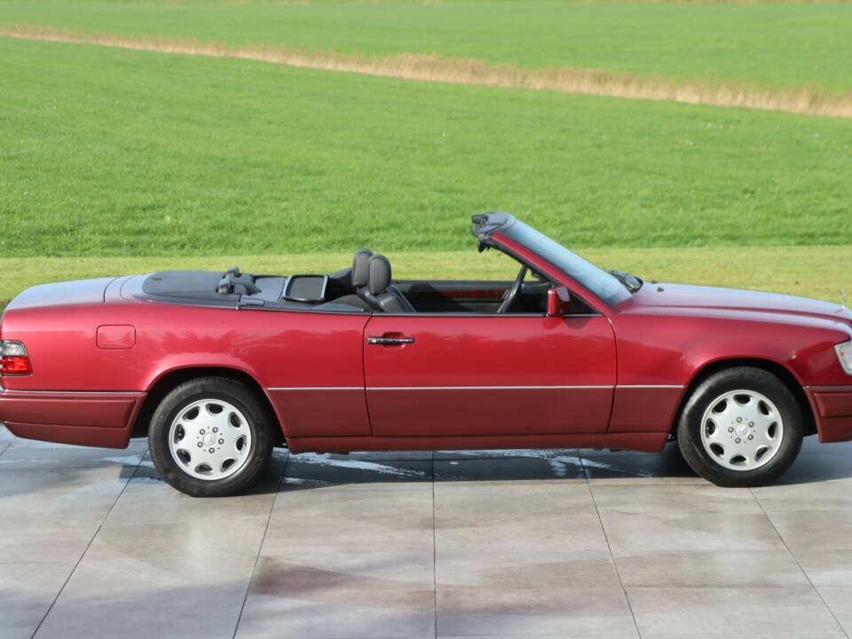 Image 3/50 of Mercedes-Benz E 220 (1994)