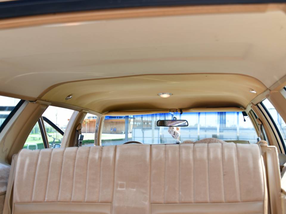 Image 29/45 of Oldsmobile Custom Cruiser (1985)