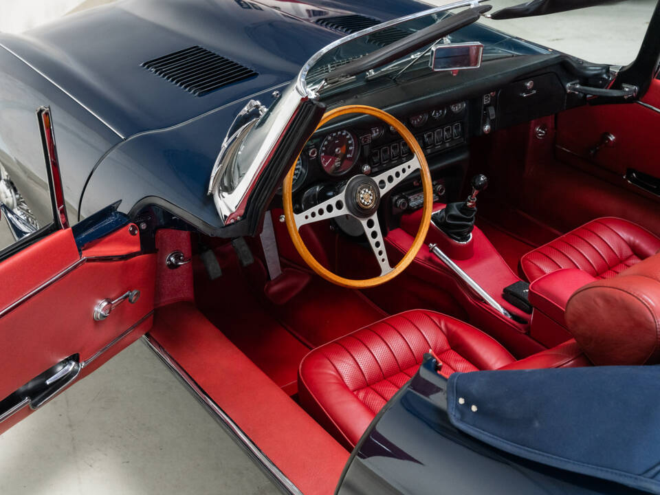 Image 8/36 of Jaguar E-Type (1969)