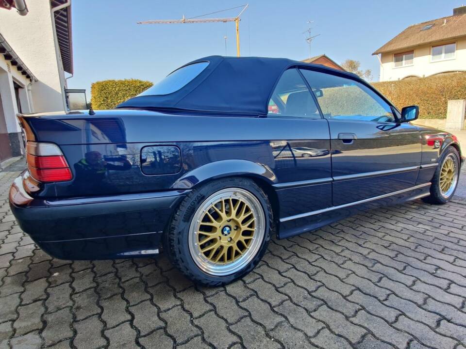 Bild 7/8 von BMW 328i (1999)
