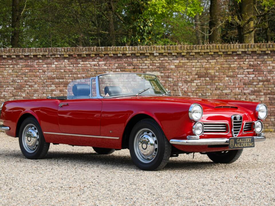 Image 48/50 of Alfa Romeo 2600 Spider (1962)