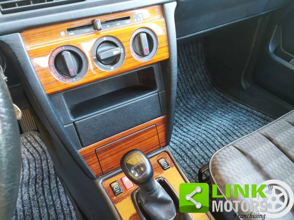 Bild 8/10 von Mercedes-Benz 190 E 1.8 (1993)