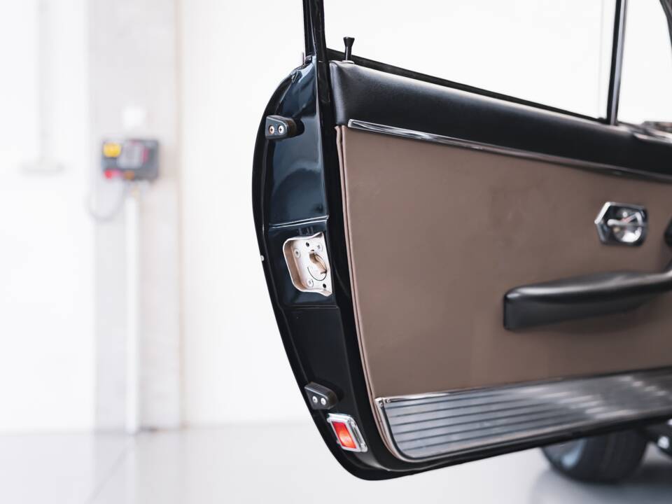 Image 95/100 of Ferrari 330 GT 2+2 (1965)
