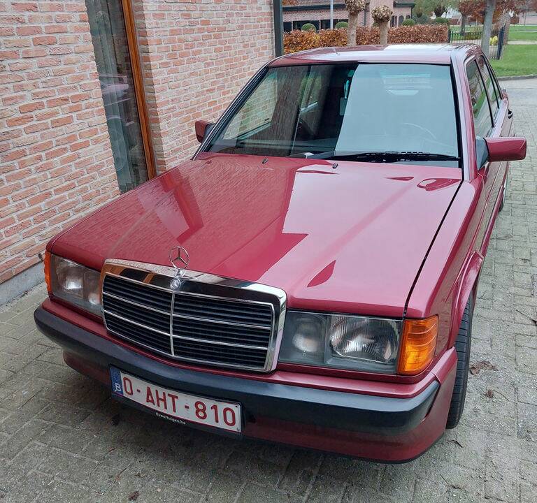 Image 5/8 de Mercedes-Benz 190 E 2.5-16 (1993)