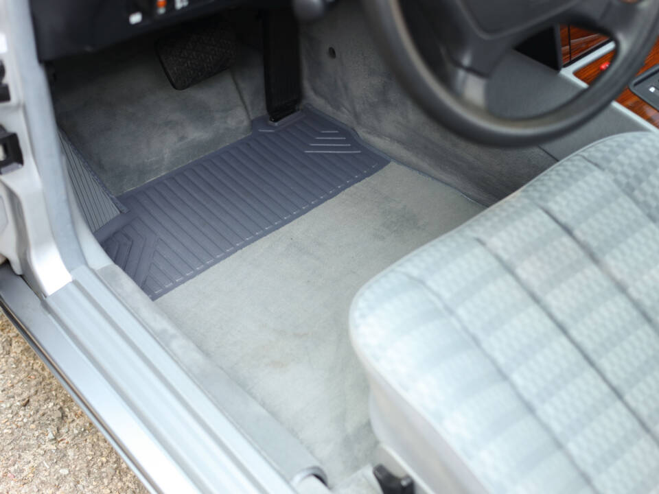 Immagine 76/100 di Mercedes-Benz 190 E 2.3 (1992)