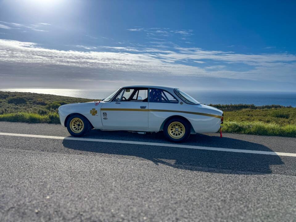 Image 13/99 of Alfa Romeo Giulia 1750 GT Am (1971)