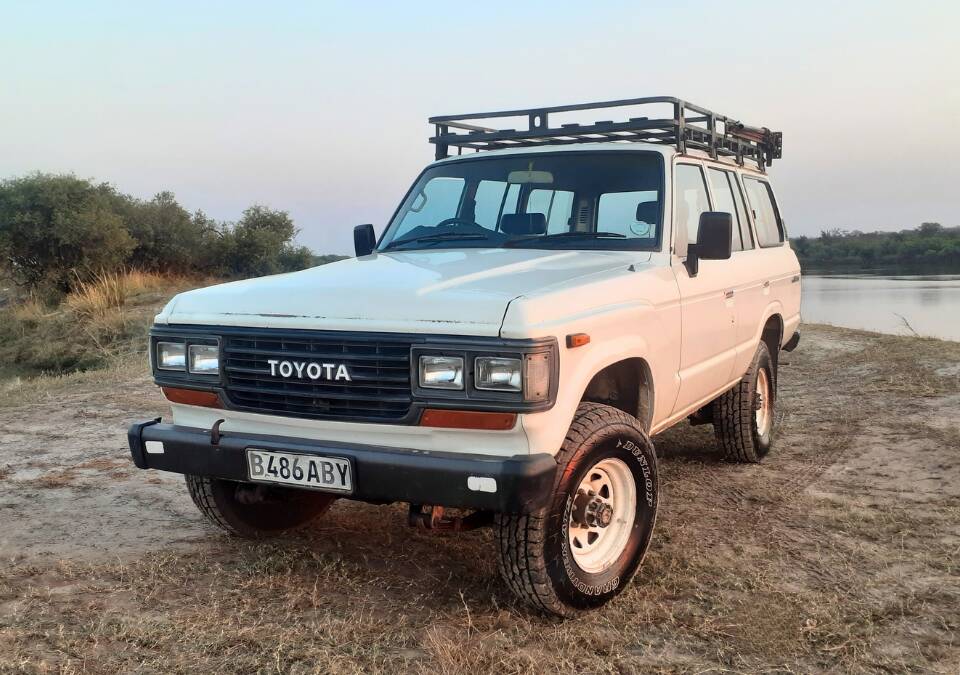 Image 12/61 of Toyota Land Cruiser FJ 62 (1989)