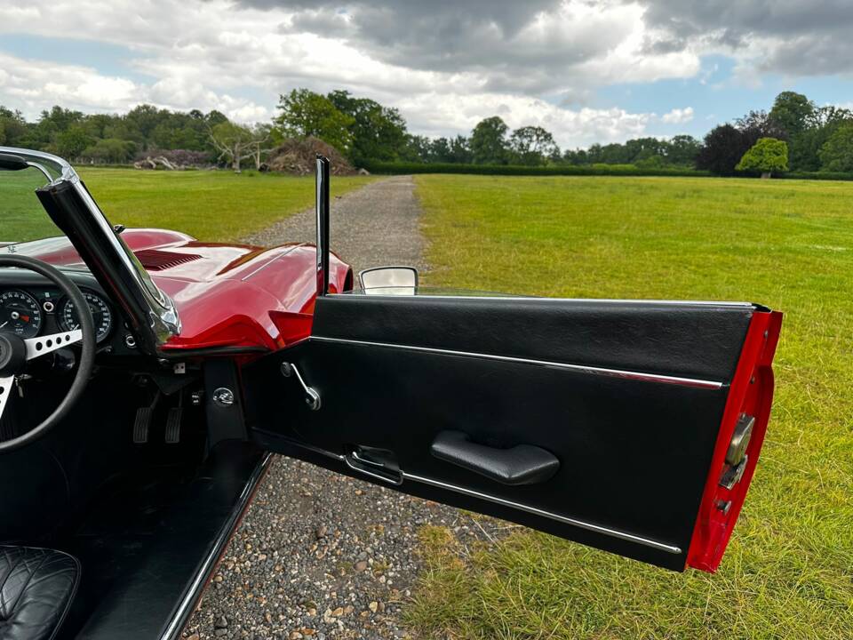 Image 31/49 of Jaguar E-Type V12 (1973)