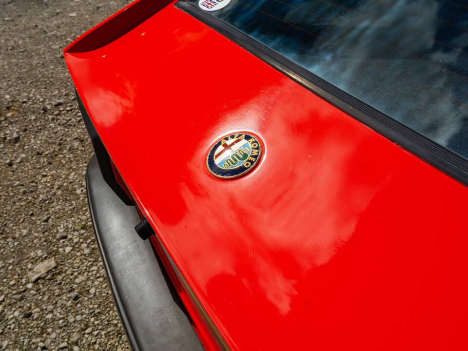 Image 19/25 of Alfa Romeo GTV 6 2.5 (1984)