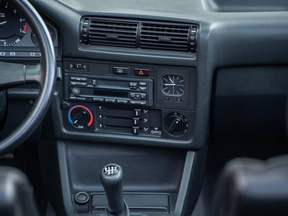 Image 34/99 of BMW 320i (1989)