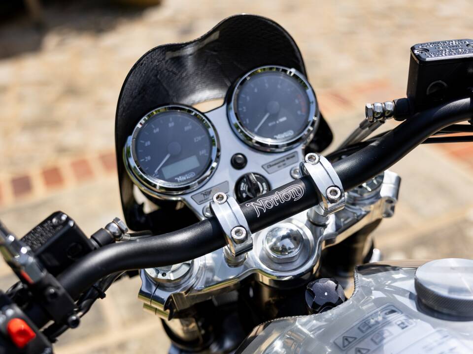 Bild 24/39 von Norton Dominator SS (2018)