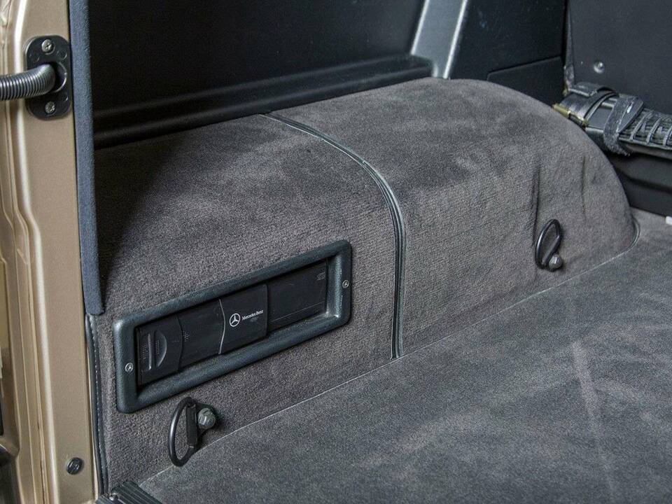 Image 18/20 of Mercedes-Benz G 500 (LWB) (2004)