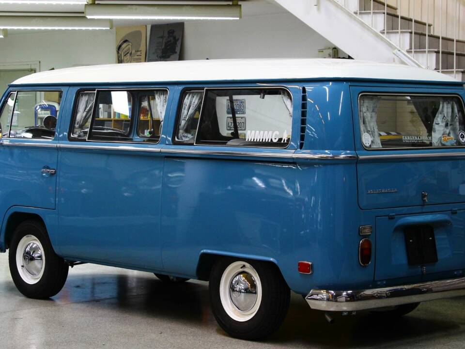 Image 7/33 of Volkswagen T2a minibus (1970)