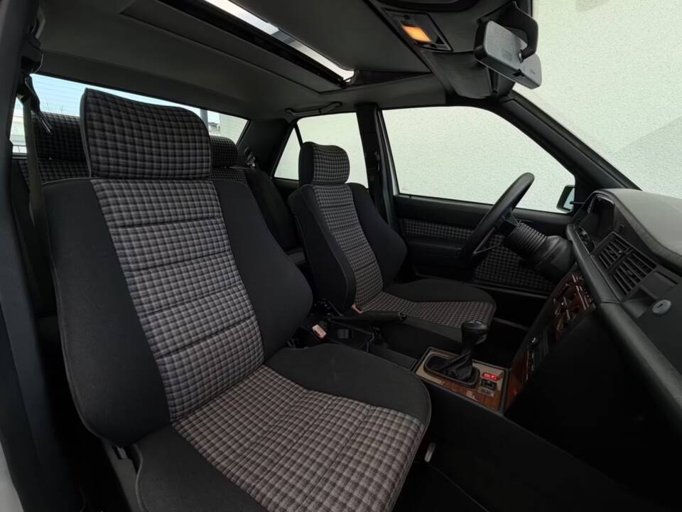 Immagine 6/49 di Mercedes-Benz 190 E (1990)