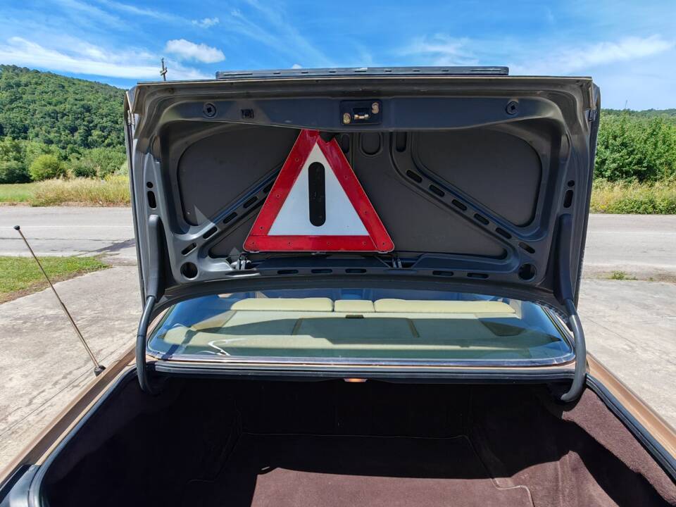 Image 35/42 of Mercedes-Benz 300 CE (1988)