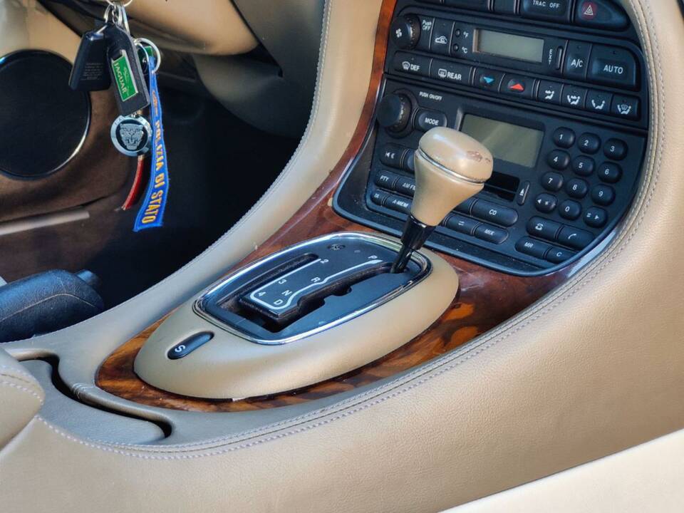 Image 27/30 de Jaguar XJ 8 4.0 Executive (1998)