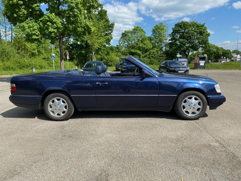 Image 8/31 of Mercedes-Benz E 220 (1994)
