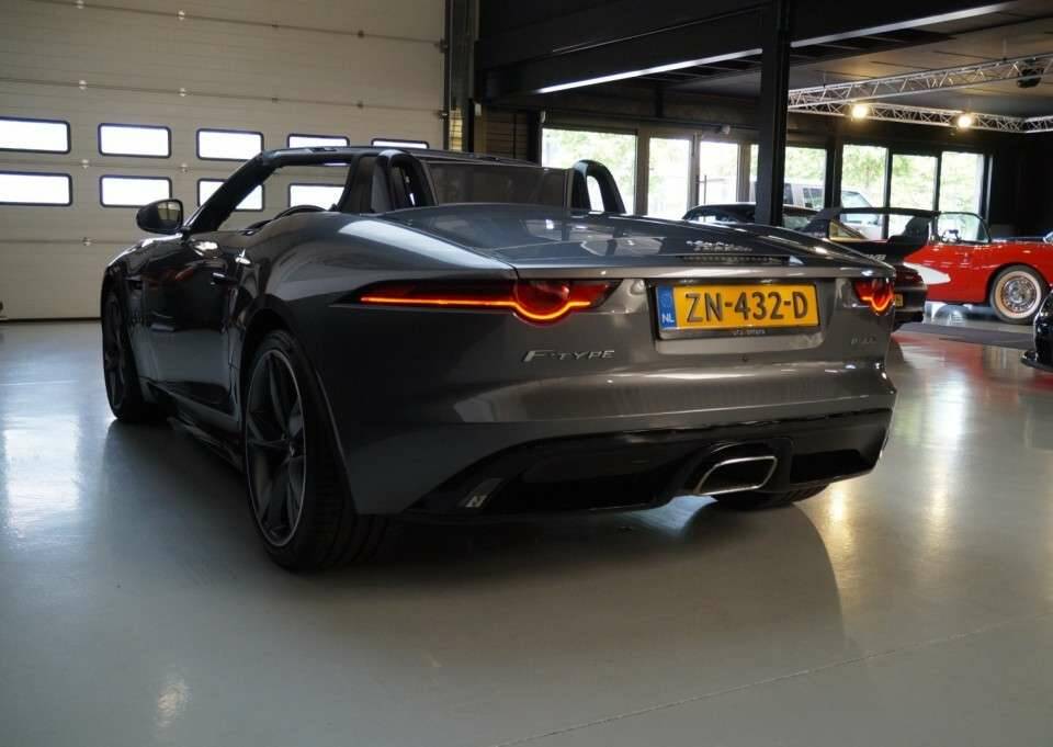 Image 44/50 of Jaguar F-Type (2019)
