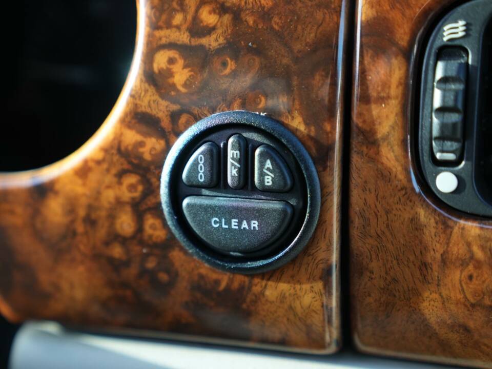 Image 17/30 of Jaguar XJ6 3.2 Sovereign (1997)