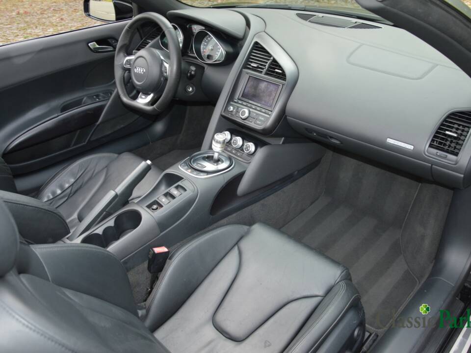 Image 30/50 of Audi R8 Spyder 4.2 FSI Quattro (2011)