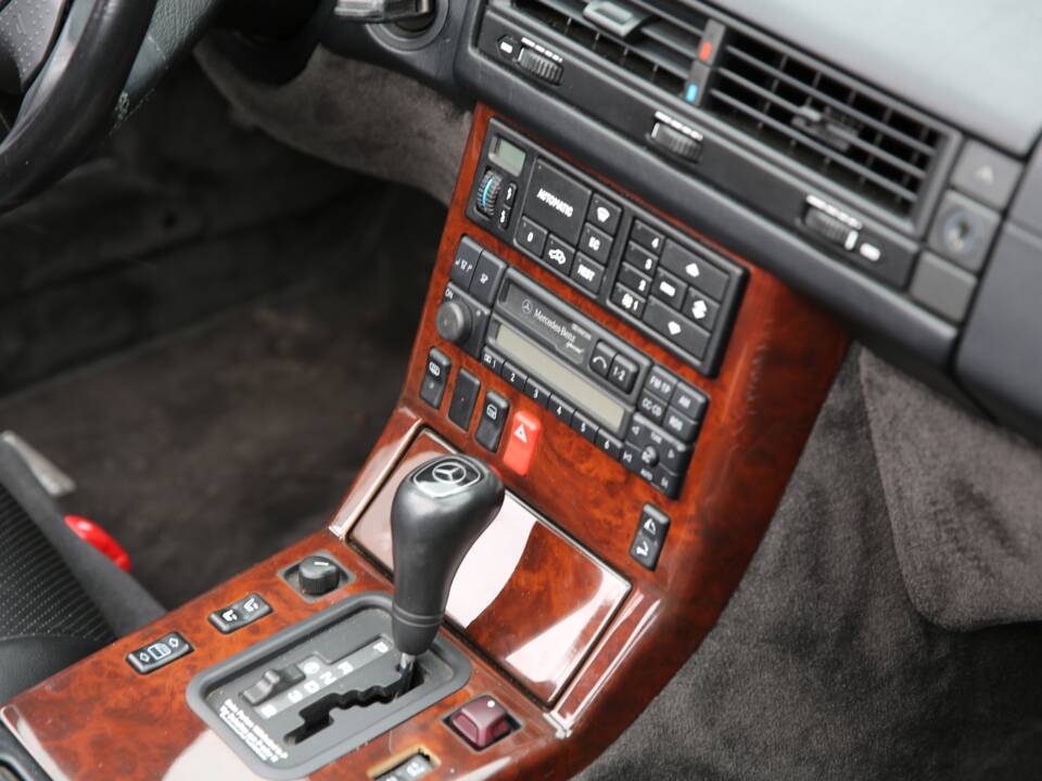 Immagine 8/17 di Mercedes-Benz SL 280 (1995)