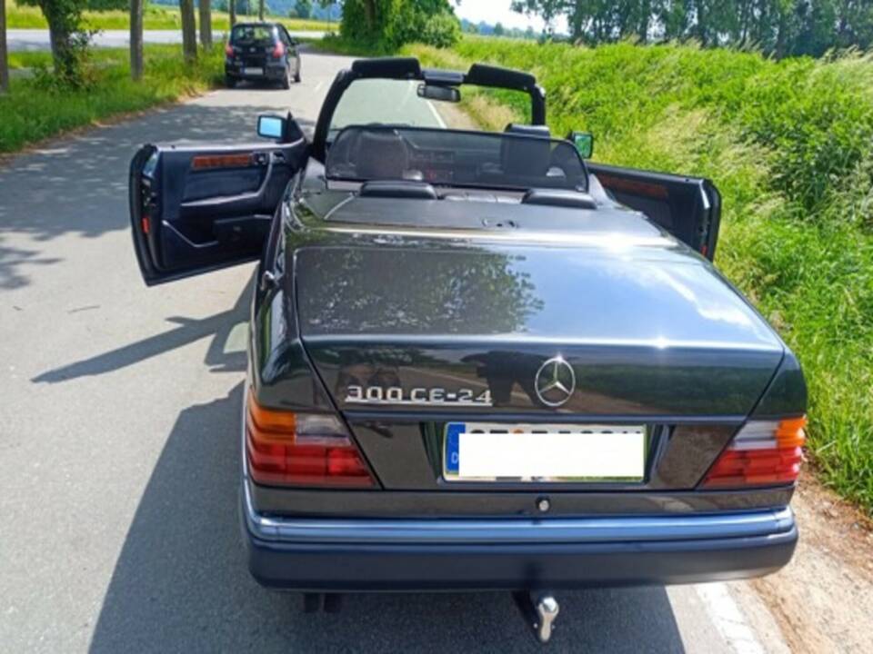 Image 4/11 de Mercedes-Benz 300 CE-24 (1993)