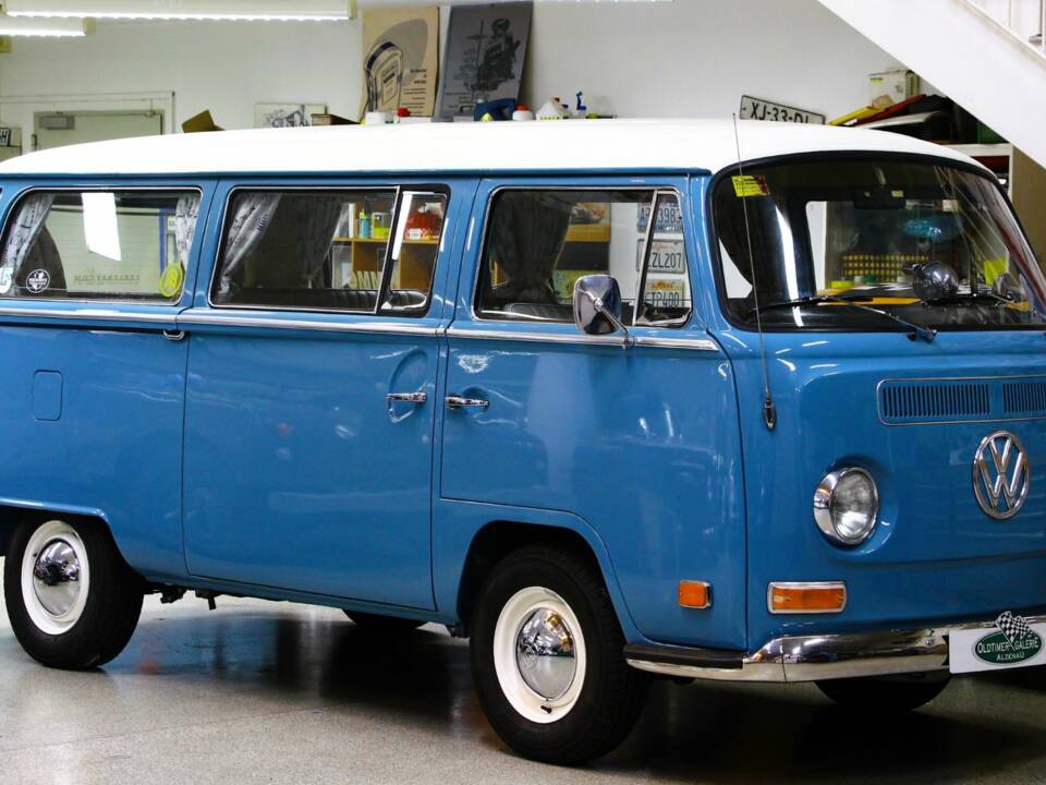 Image 3/33 of Volkswagen T2a minibus (1970)