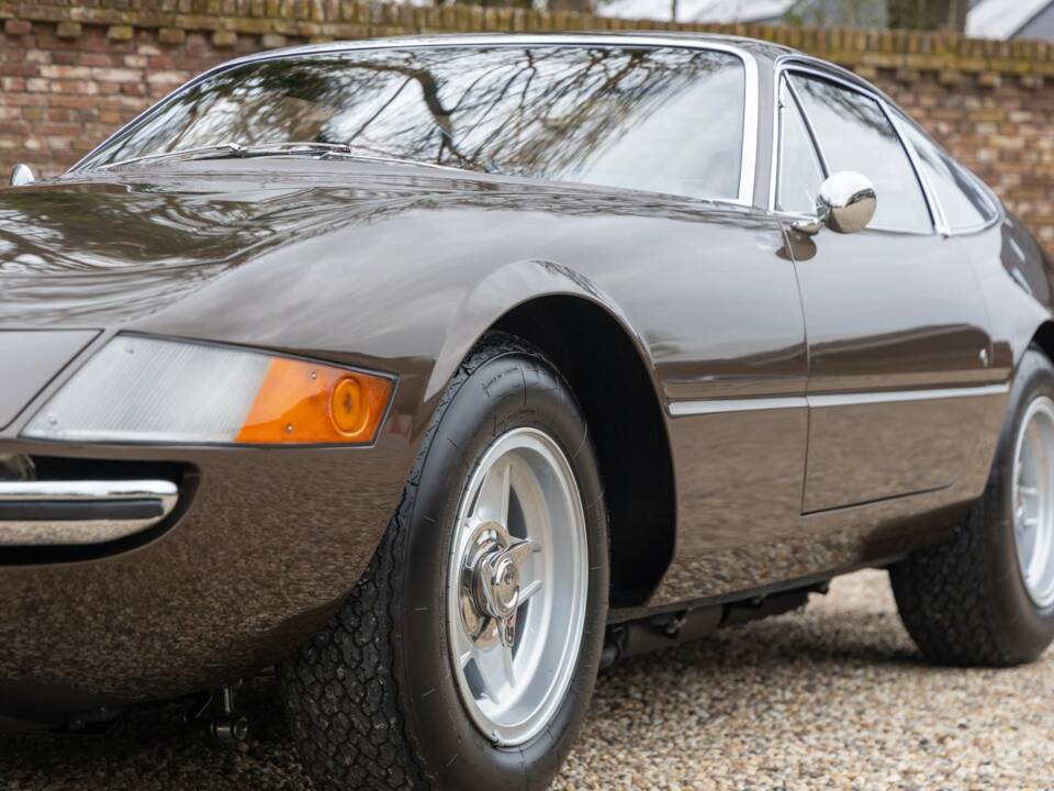 Image 41/50 de Ferrari 365 GTB/4 Daytona (1974)