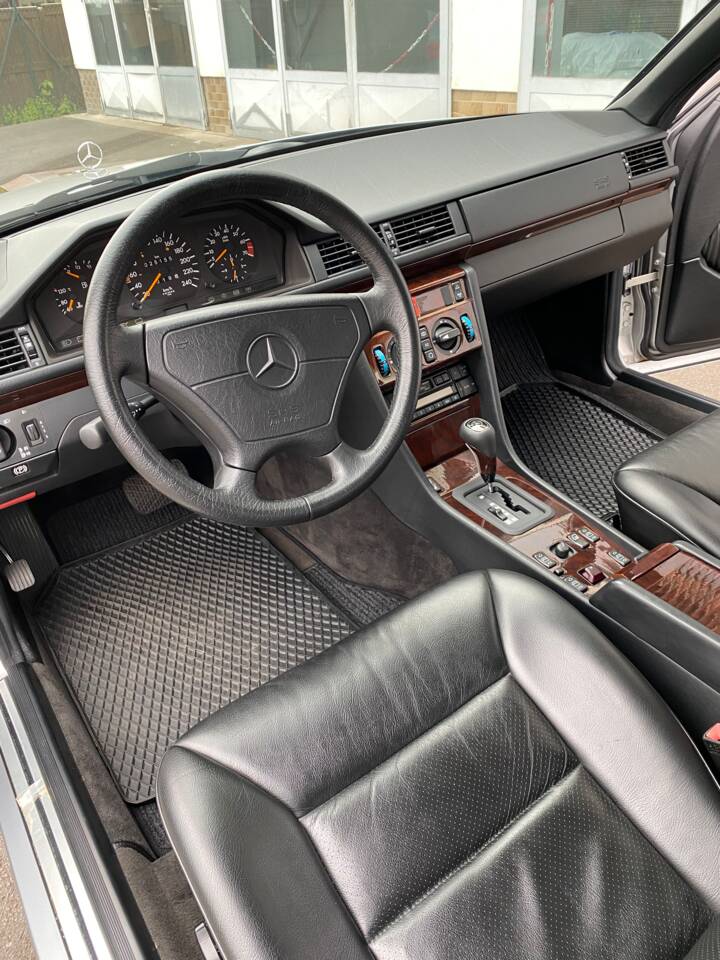Image 4/15 of Mercedes-Benz E 220 (1996)