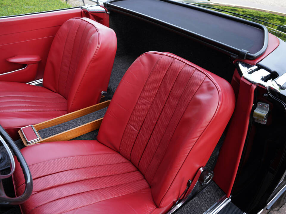 Image 31/50 de Mercedes-Benz 280 SL (1969)