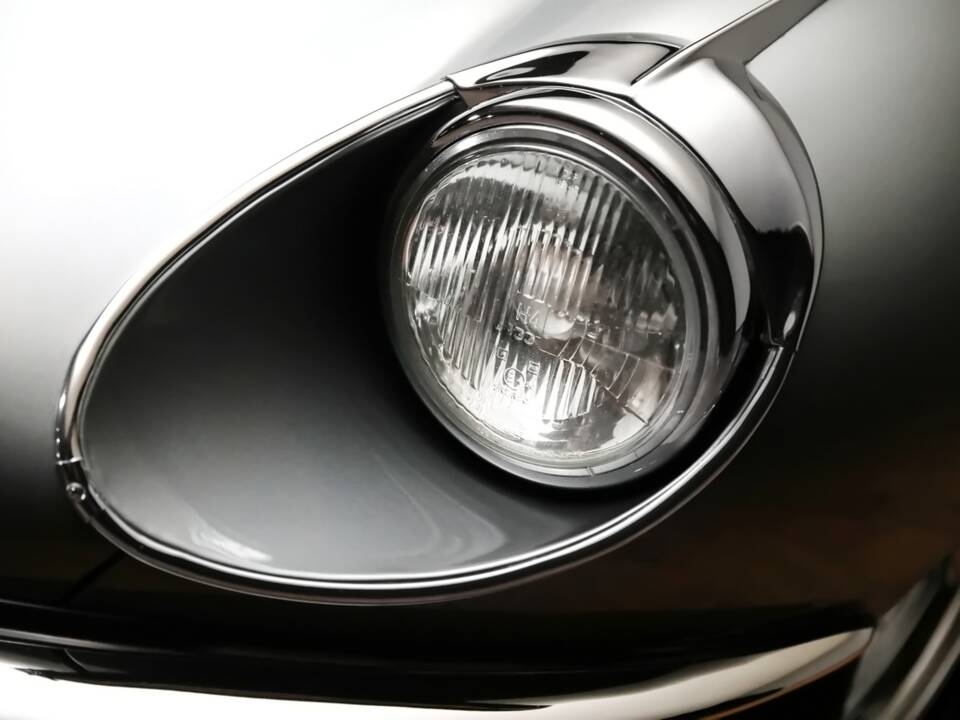 Image 13/17 de Jaguar E-Type (1970)