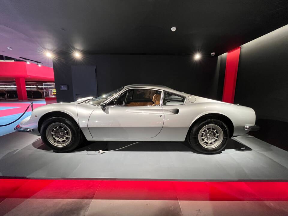Image 2/4 of Ferrari Dino 246 GT (1973)