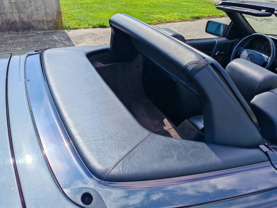 Image 23/42 of Mercedes-Benz 300 SL-24 (1992)