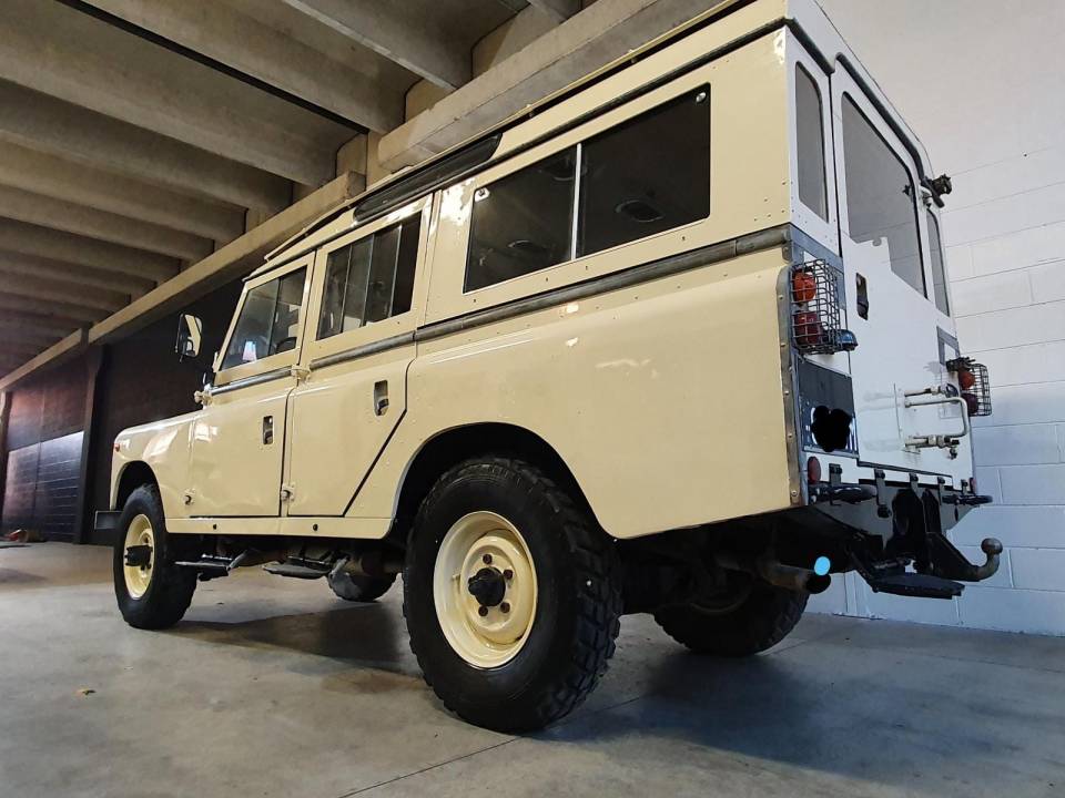 Image 11/30 of Land Rover 109 (1971)