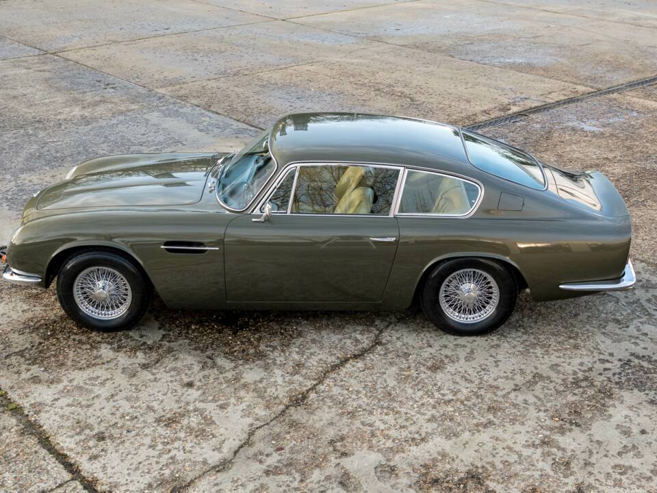 Immagine 4/36 di Aston Martin DB 6 Mk II (1970)