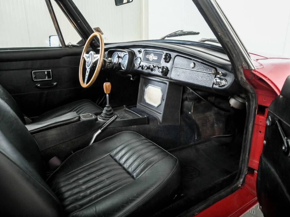 Image 21/50 of MG MGB GT (1967)