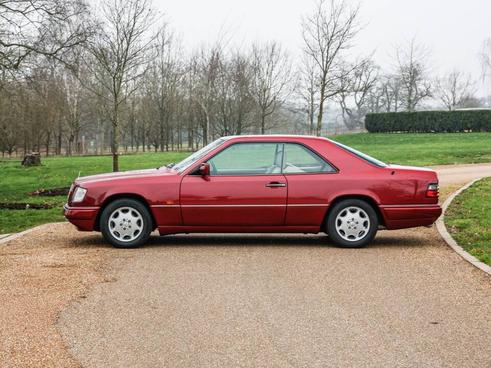 Immagine 17/47 di Mercedes-Benz E 220 (1995)