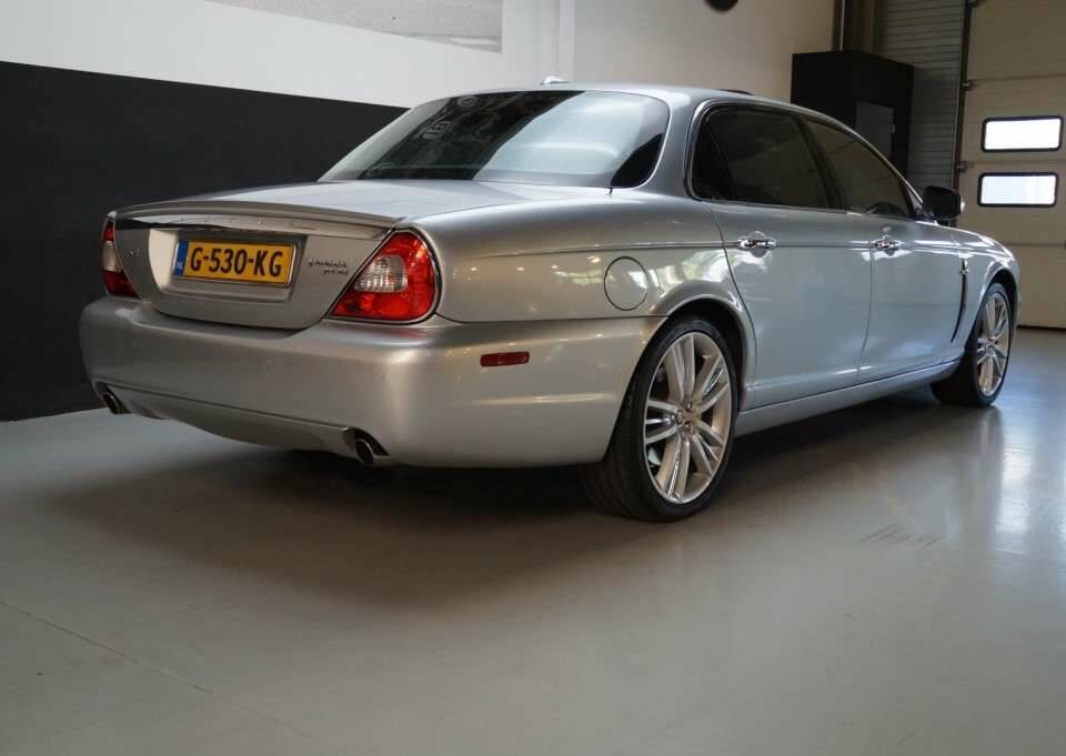 Image 29/50 of Jaguar XJ 8 4.2 (2007)