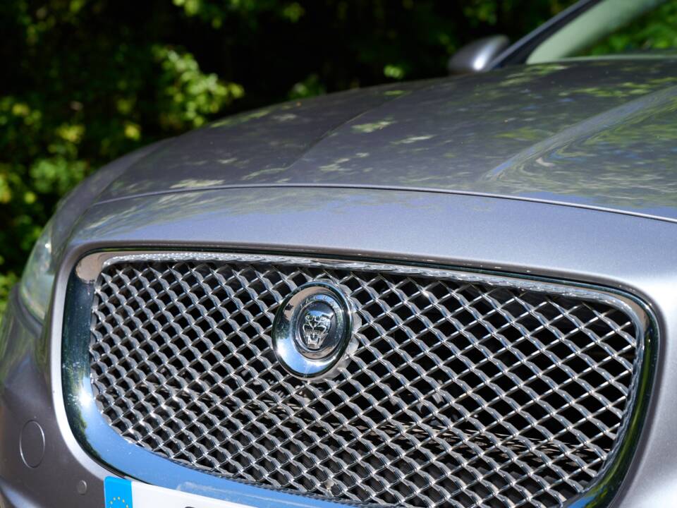 Bild 37/50 von Jaguar XJ 5.0 (2012)