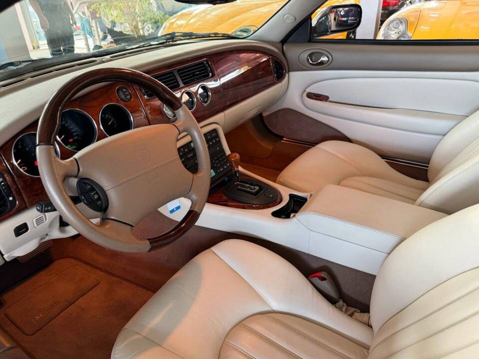 Image 33/35 of Jaguar XK8 4.0 (2002)