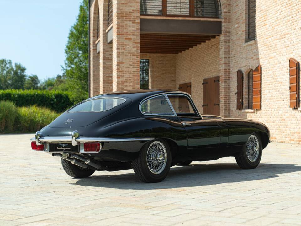 Image 8/50 de Jaguar E-Type (1968)