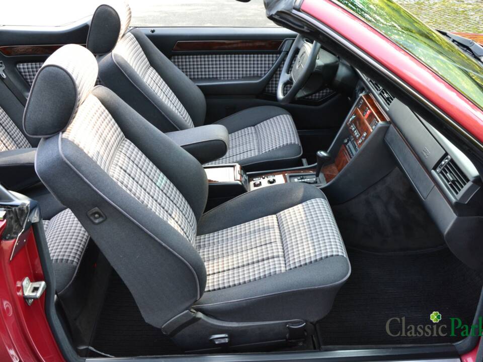 Bild 32/50 von Mercedes-Benz E 200 (1994)