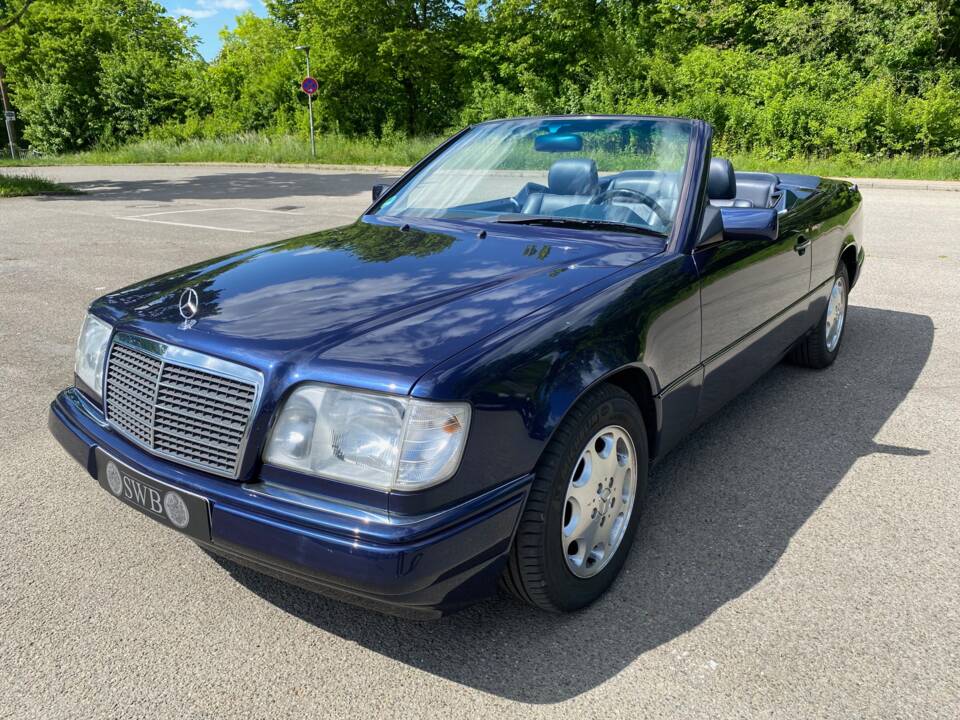 Image 1/31 of Mercedes-Benz E 220 (1994)